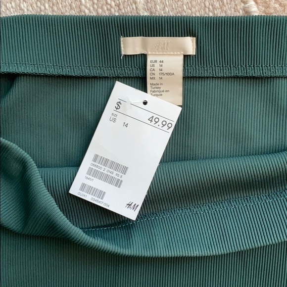 H&M Ribbed Off-shoulder Dress - Picture 3 of 3